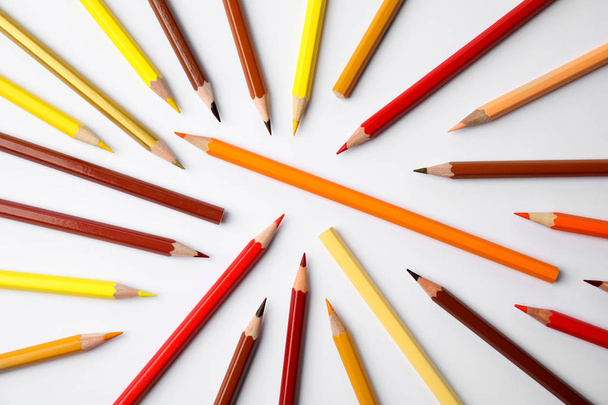 Composition avec crayons de couleur sur fond blanc, vue du dessus
 - Photo, image