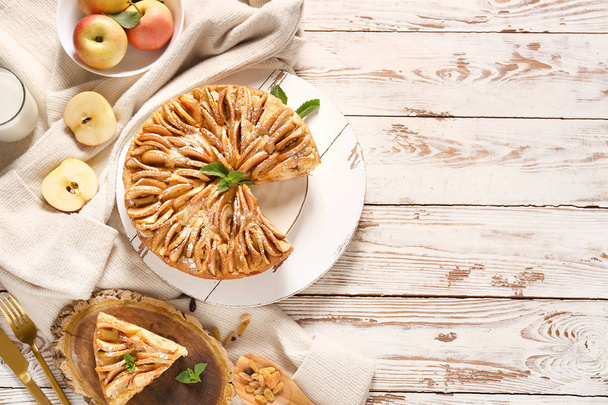 Komposition mit süßem Apfelkuchen auf dem Tisch - Foto, Bild