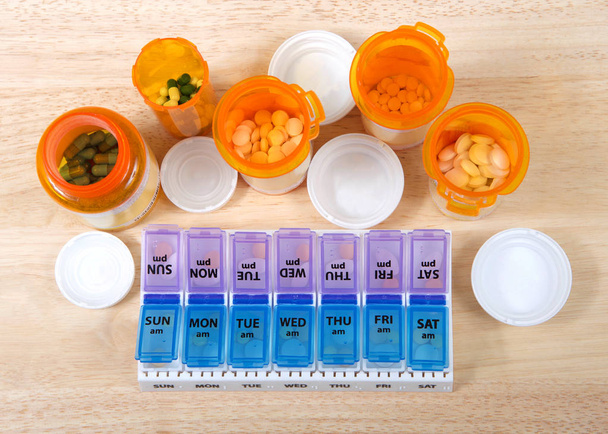 1日2回の薬箱を多くの薬で事前に充填します。特に高齢者のケアに関しては、投薬管理の重要性を強調することはできません。管理を支援する医療箱. - 写真・画像