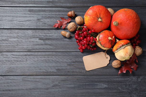 Plochá kompozice s podzimní zeleninou a ovocem na šedém dřevěném pozadí, prostor pro text. Šťastný den díkůvzdání - Fotografie, Obrázek