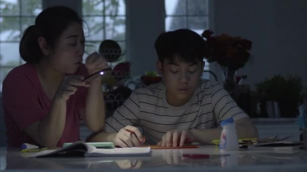 Şiddetli yağmurun yağdığı gün elektrikler kesildi, Asyalı anneler işi bitirmek için telefon lambasını kullanarak oğluma sanat yapmasında yardım ettiler.. - Video, Çekim