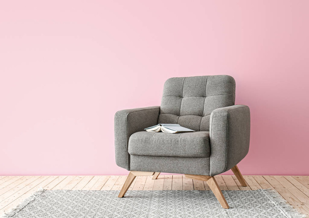 Comfortabele fauteuil in de buurt kleur muur - Foto, afbeelding