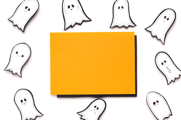 Marco naranja con espacio de copia para texto sobre fondo con fantasmas
 - Foto, imagen