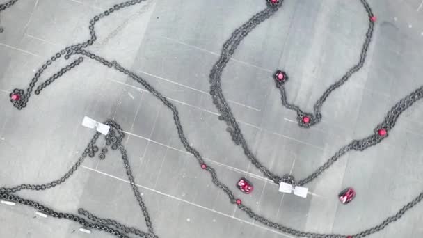 Vista aérea de la pista de karting con pequeños karts rojos en movimiento, la carrera y el concepto de automovilismo. Medios. Vista superior de las curvas en pista de karting
. - Metraje, vídeo