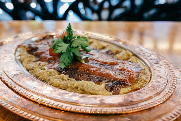 Tradicional turco Doner Kebab también conocido como iskender. Comida kebab estilo turco doner sobre fondo de mesa de madera
. - Foto, Imagen