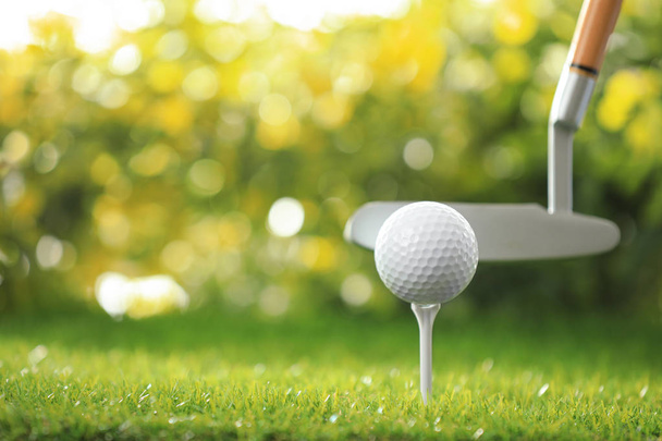 Bater bola de golfe com clube em campo verde - Foto, Imagem
