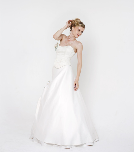 Красивая блондинка невеста в свадебном платье
 - Фото, изображение