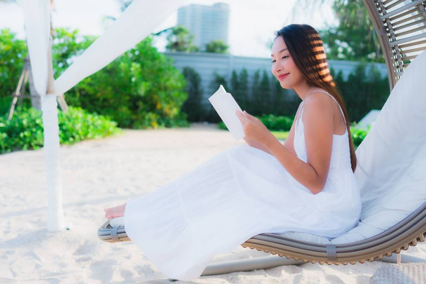 Portre güzel asya kadın plaj deniz oce etrafında kitap okuma - Fotoğraf, Görsel