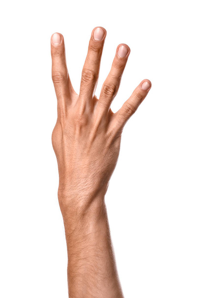 Αρσενική χέρι δείχνει τέσσερα δάκτυλα σε λευκό φόντο - Φωτογραφία, εικόνα