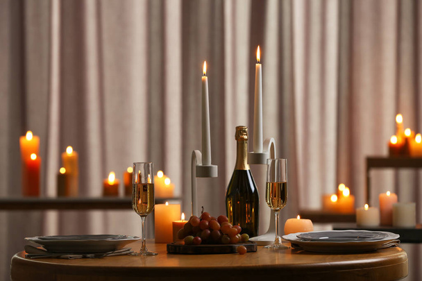 Святкова обстановка столу з палаючими свічками в приміщенні
 - Фото, зображення