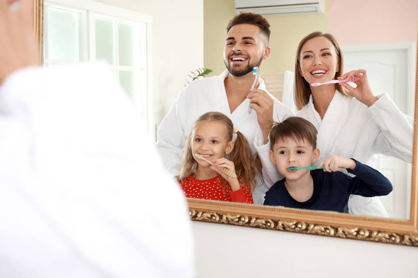 Familie poetsen tanden in de badkamer - Foto, afbeelding