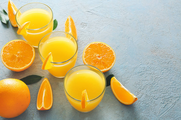 Copos de suco de laranja fresco na mesa
 - Foto, Imagem