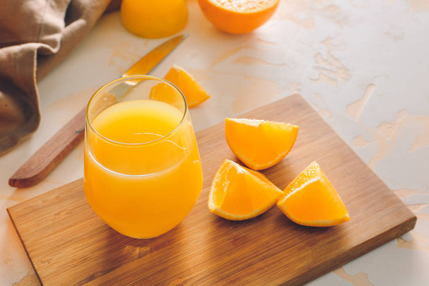 lasi tuoretta appelsiinimehua pöydällä - Valokuva, kuva