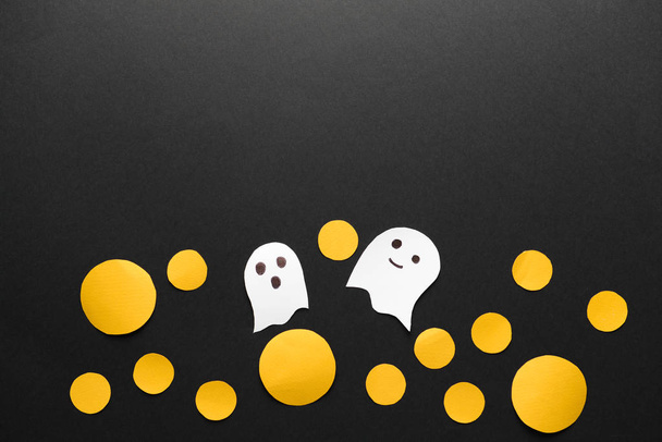 Composición con decoración de Halloween sobre fondo oscuro
 - Foto, imagen
