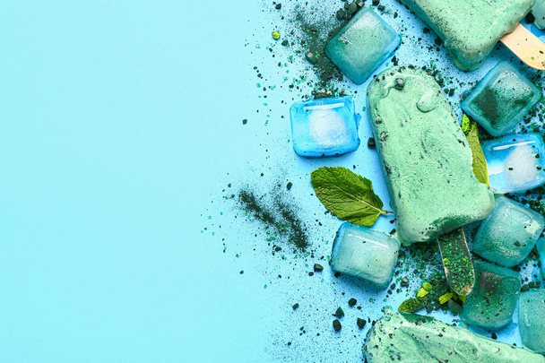Összetétel ízletes spirulina fagylalt színes háttér - Fotó, kép