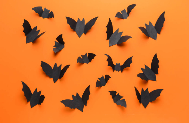 Паперові кажани як декор Хеллоуїна на кольоровому фоні
 - Фото, зображення