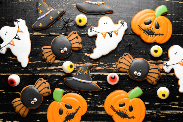 Cookies créatifs pour la célébration d'Halloween sur fond de bois foncé
 - Photo, image