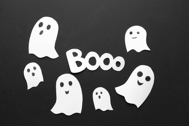 Papírové duchy jako dekorace pro Halloween party na černém pozadí - Fotografie, Obrázek