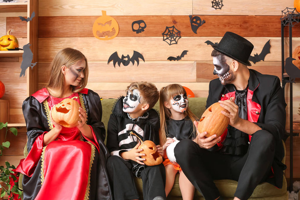 Семья празднует Хэллоуин дома
 - Фото, изображение