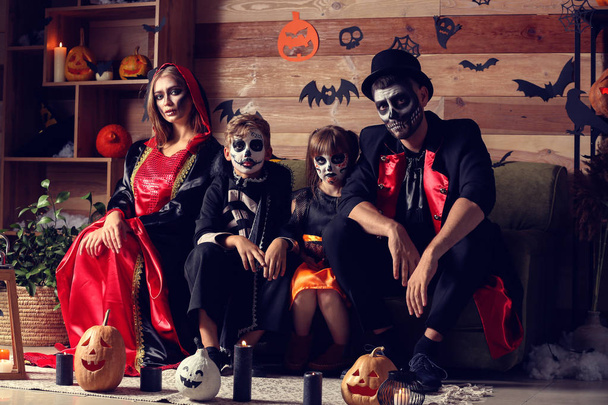 Familia celebrando Halloween en casa
 - Foto, imagen