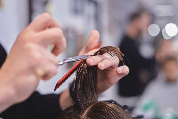 Мужская стрижка в парикмахерской
 - Фото, изображение