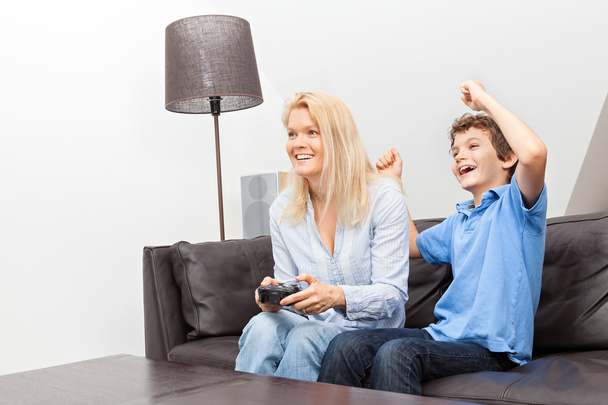 Mère et fils jouant à un jeu vidéo
 - Photo, image