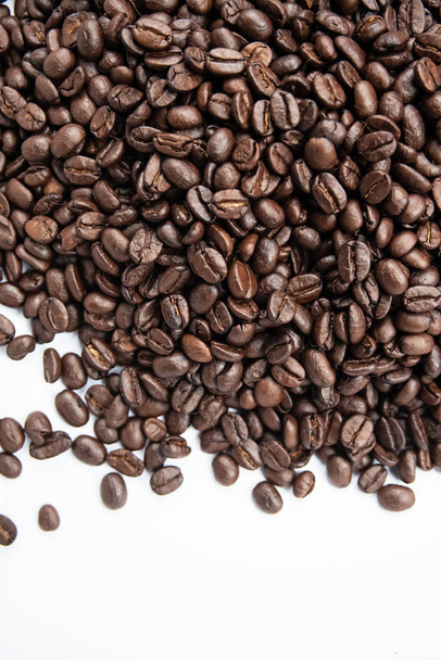 Група крупним планом кавових зерен на білому тлі
, - Фото, зображення