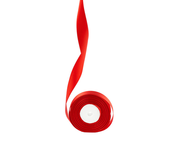 cinta de satén rojo rizado aislado sobre fondo blanco
 - Foto, Imagen