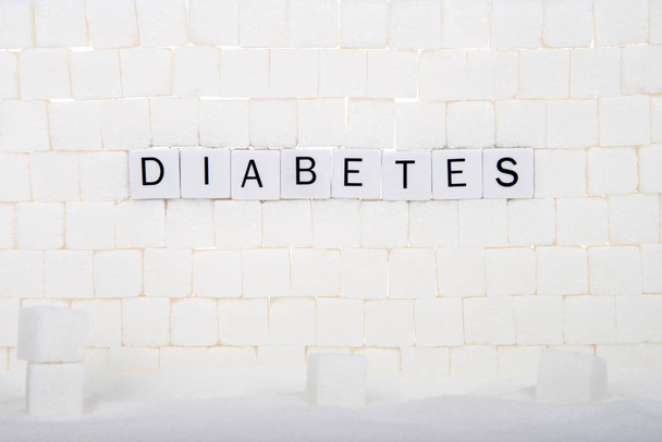 Parete di cubetti di zucchero con parole DIABETES scritto su alcuni dei mattoni. A livello nazionale, i tassi di diabete sono quasi raddoppiati negli ultimi 20 anni Più di 29 milioni di adulti americani hanno il diabete
. - Foto, immagini