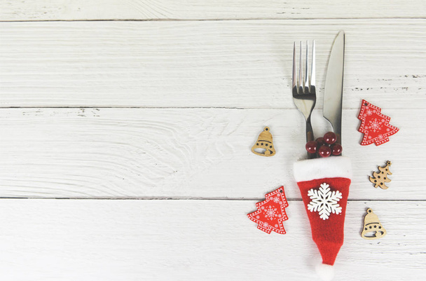 Χριστουγεννιάτικο τραπέζι θέση διακόσμηση με μαχαίρι πιρούνι στο Sant - Φωτογραφία, εικόνα