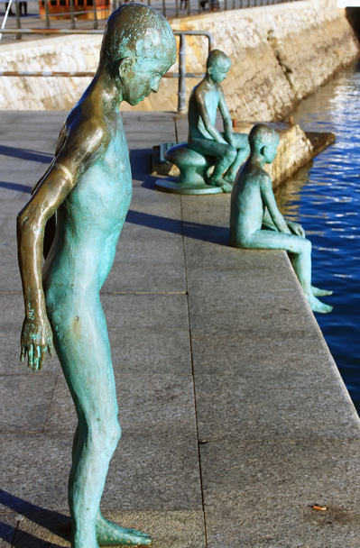 moderní postavy v bronzu dítěte skokem do moře od pí - Fotografie, Obrázek