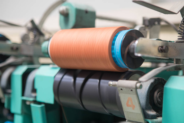 İplik ipliklerini, makaraları, bobin tüplerini kapatın. Tekstil endüstrisi kumaş konsepti arkaplan resmi. - Fotoğraf, Görsel
