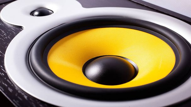 gele bas luidspreker, luisteren naar muziek, auto audio - Foto, afbeelding