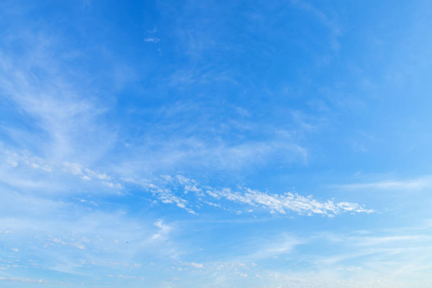 blauwe hemel achtergrond textuur met witte wolken. - Foto, afbeelding