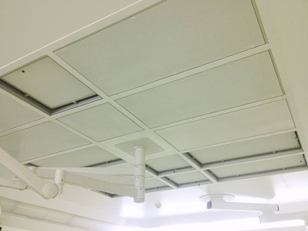 Ламінарний потік або подача повітря фільтром HEPA в операційній кімнаті
 - Фото, зображення