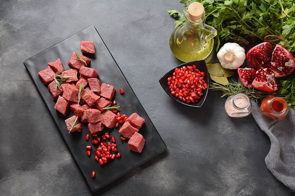 Diced raw beef with ingredients, herbs, spices and pomegranate barbecue  - Foto, afbeelding