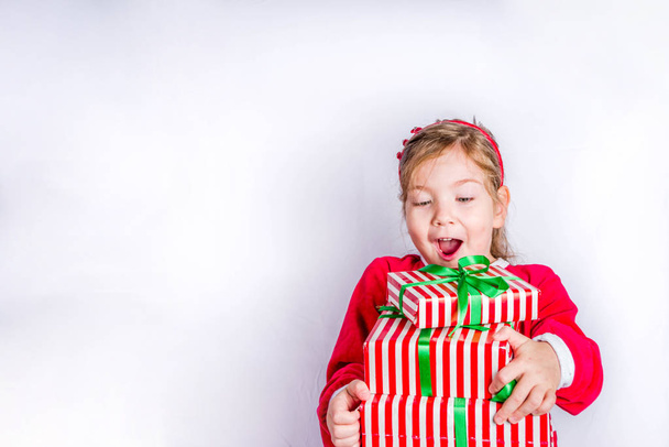 Feliz niña sonriente con cajas de regalo de Navidad
 - Foto, imagen