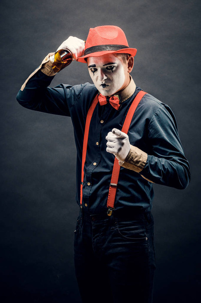 payaso y Halloween tema: payaso loco con cuchillo en la mano isolat
 - Foto, imagen