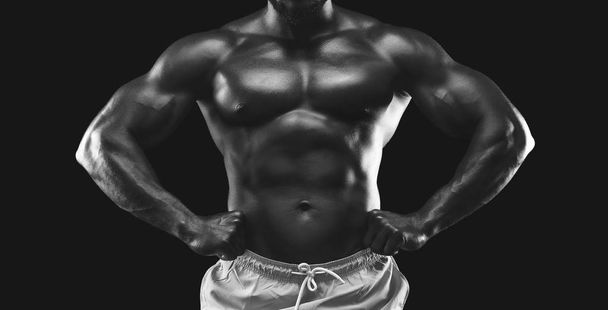 Kaslı sporcunun siyah beyaz fotoğrafı - Fotoğraf, Görsel