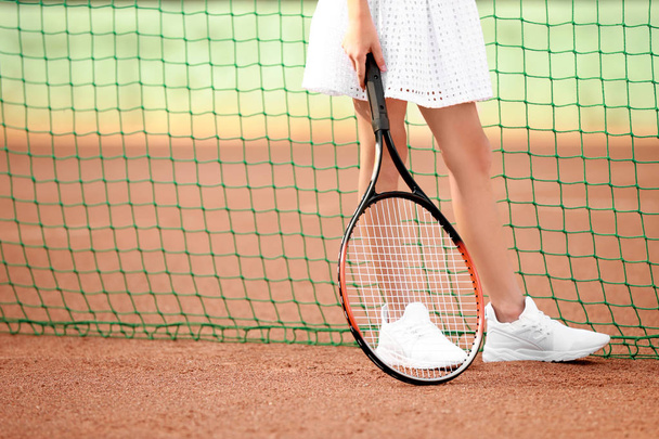Little girl playing tennis on court - Foto, Imagen