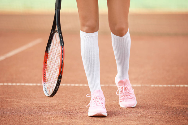 Young woman playing tennis on court - Foto, Bild