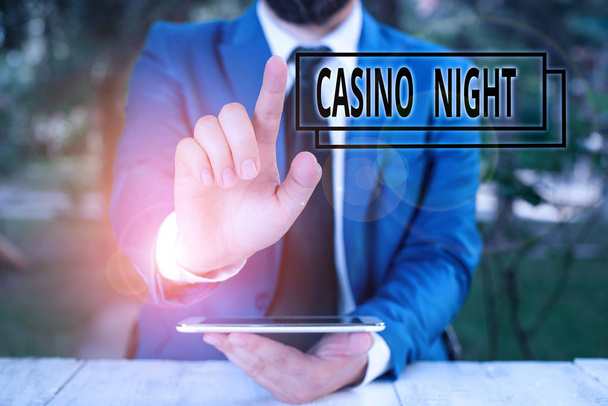 Handschrift-Text-Schreiben Casino-Nacht. Konzept bedeutet Veranstaltung, wo können Sie den Spaß beim Spielen in einem echten Casino-Geschäftsmann mit dem Zeigefinger vor ihm erleben. - Foto, Bild