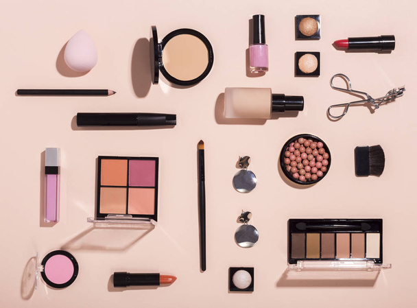 Draufsicht auf verschiedene Make-up-Produkte für die Gesichtspflege von Frauen - Foto, Bild