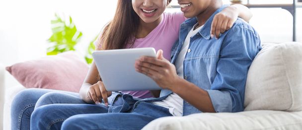 Молодая пара просматривает социальные сети на планшете дома
 - Фото, изображение
