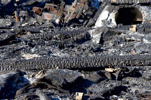 Кровельные материалы сгорели и упали на землю среди обломков от лесного пожара в долине Напа. Сгорела в Санта-Розе, Калифорния
 - Фото, изображение