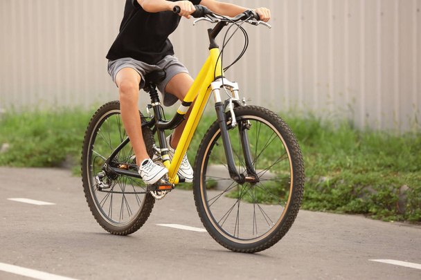 屋外で自転車に乗ってかわいい男の子 - 写真・画像