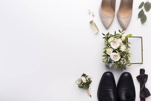 bruiloft schoenen en accessoires op witte achtergrond - Foto, afbeelding