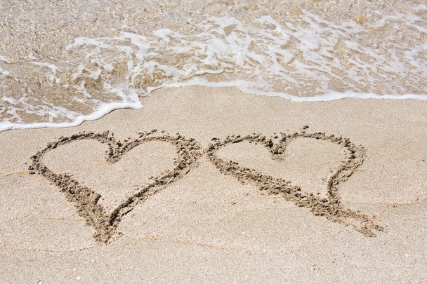 Corações escritos na areia
 - Foto, Imagem