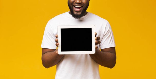 Ecran de tablette numérique vierge dans les mains des hommes noirs
 - Photo, image
