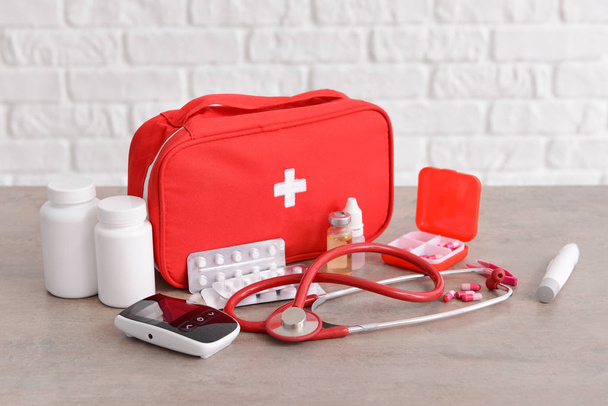 First aid kit on table - Foto, afbeelding